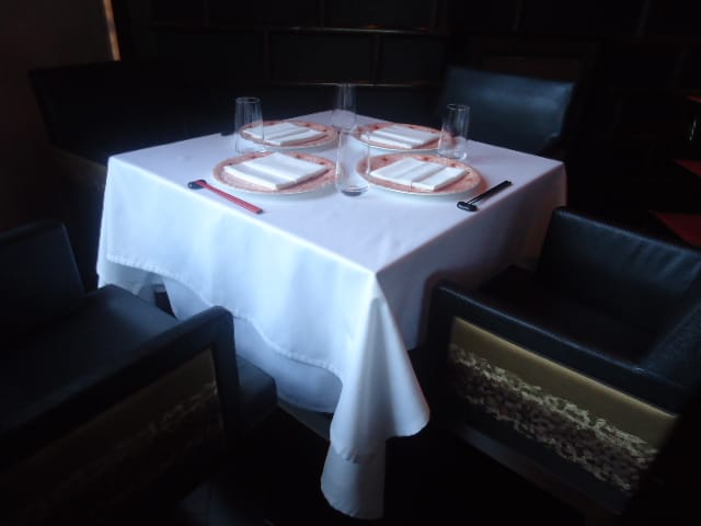Mercerised cotton damask table cloths on a luxury hotel banquet table